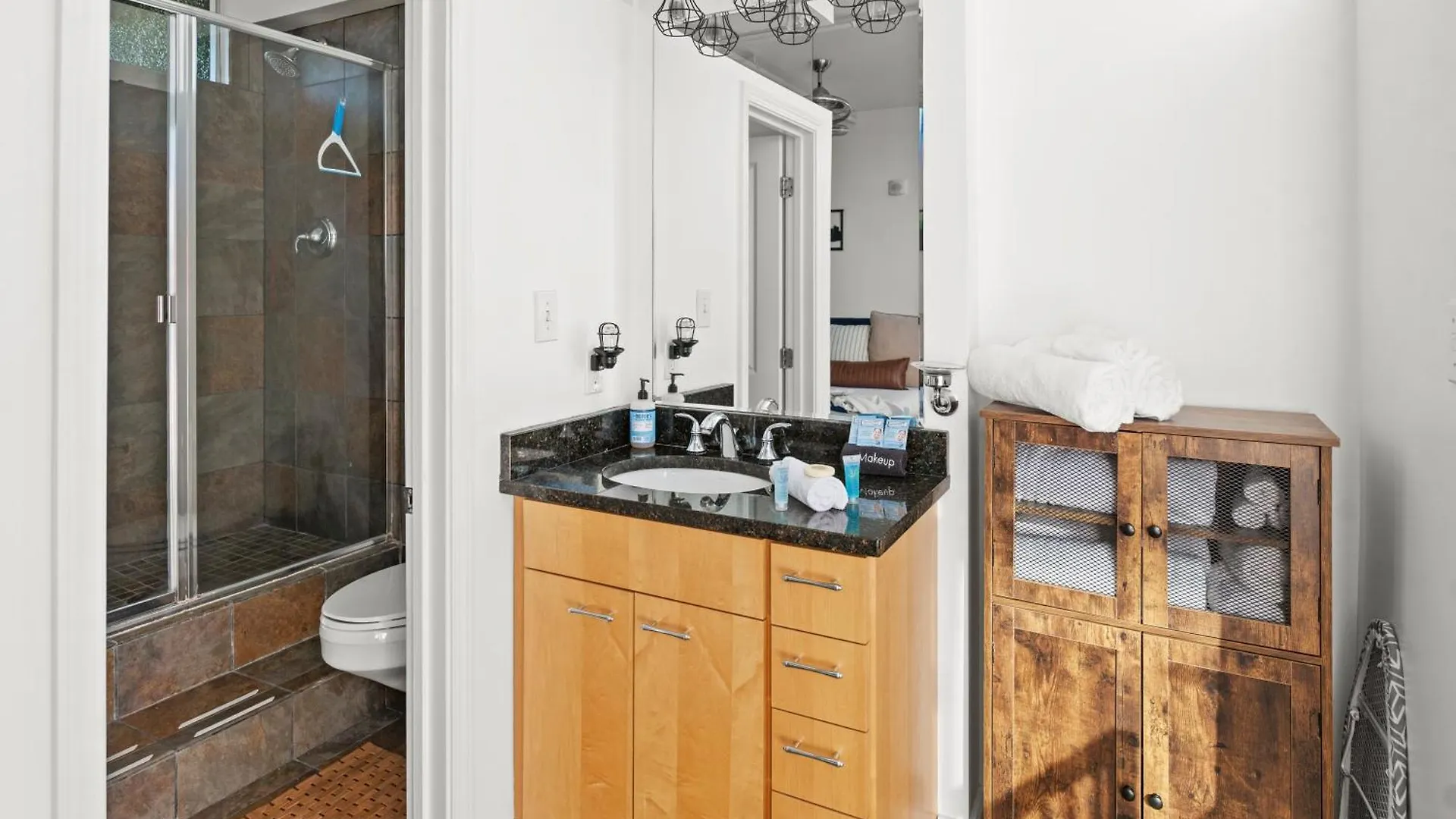 Downtown Louisville-Ideal Central Location- Rooftop Patio-Free Parking Апартаменты Луисвилл