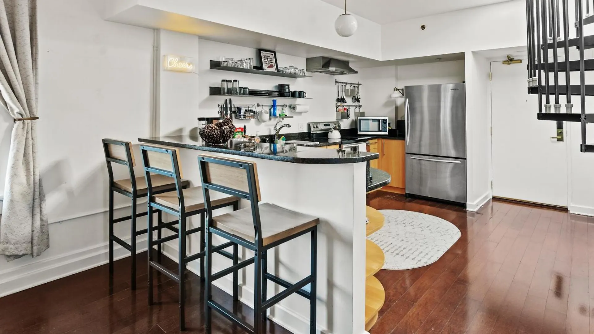 Downtown Louisville-Ideal Central Location- Rooftop Patio-Free Parking Луисвилл