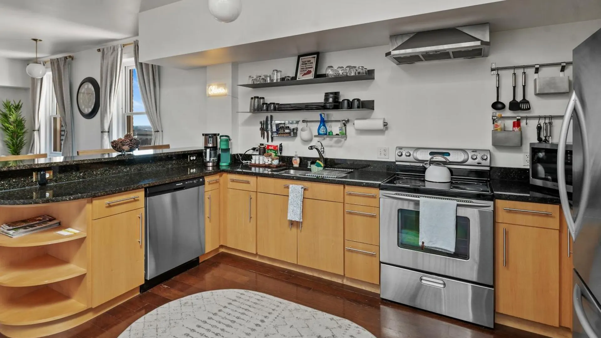 Downtown Louisville-Ideal Central Location- Rooftop Patio-Free Parking Апартаменты Луисвилл
