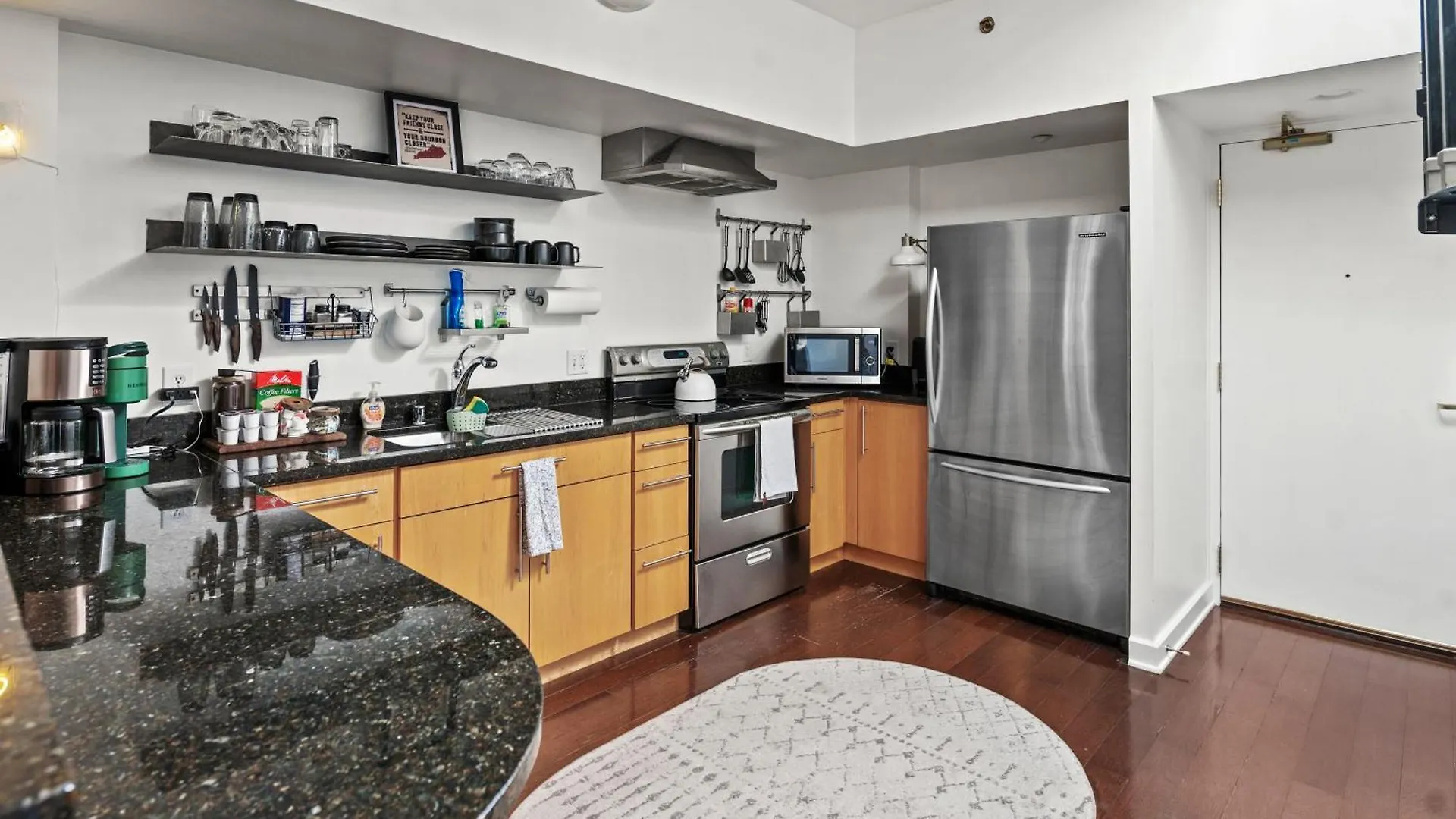 Downtown Louisville-Ideal Central Location- Rooftop Patio-Free Parking Луисвилл